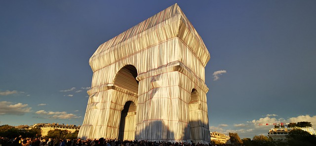 L’ARC DE TRIOMPHE, WRAPPED – UNE ŒUVRE D’ART DEVENUE SYMBOLE DE LA REPRISE ECONOMIQUE