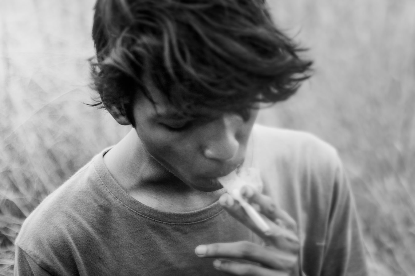 Un Suisse sur deux fume – les jeunes trouvent la cigarette plus nocive que le cannabis