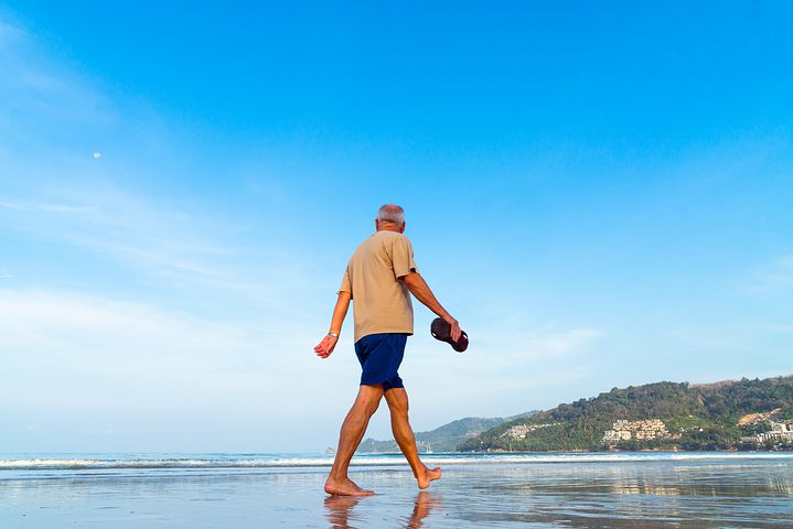 CES  SENIORS  OCCIDENTAUX QUI RETROUVENT UNE NOUVELLE VIE A L’EST