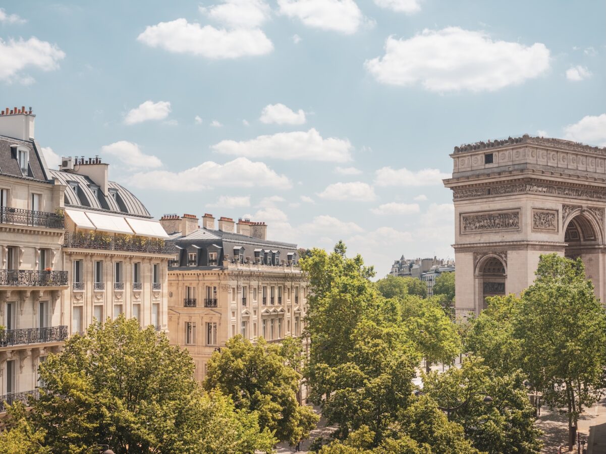 Evasion parisienne pour célébrer l’été dans les nouveaux lieux à la mode