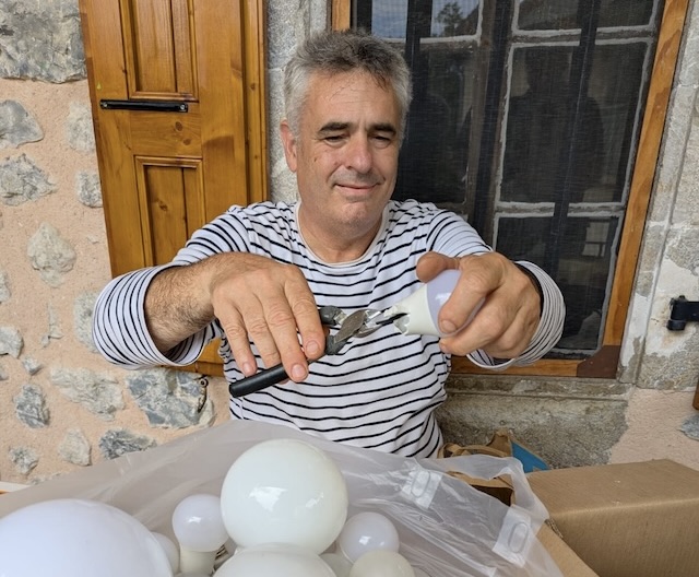 Une performance artistique monumentale à Genève : 500 méduses pour alerter sur la pollution plastique