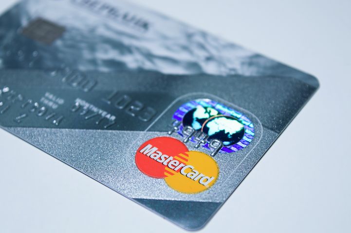 Carte Mastercard prépayée utilisable immédiatement, disponible aux  distributeurs de billets CFF