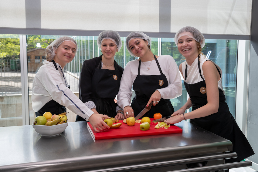« Cuisiner et réussir ensemble » : L’engagement des élèves de l’Institut International de Lancy en faveur des Sans-abri